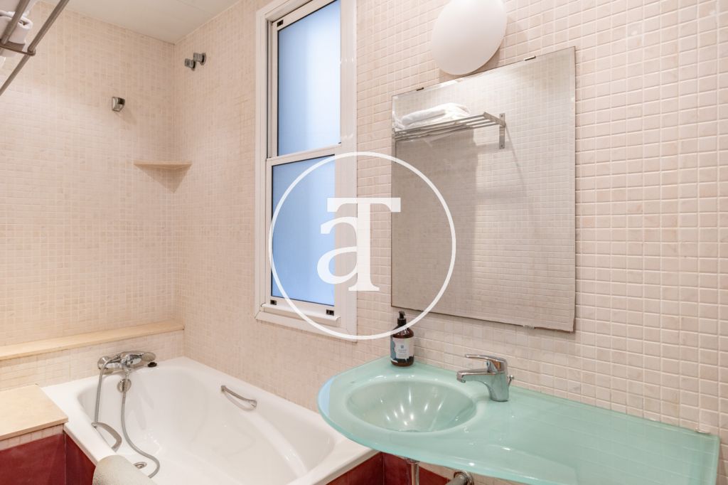 Piso de alquiler temporal de 3 habitaciones, 2 baños y balcón en Poblenou 30