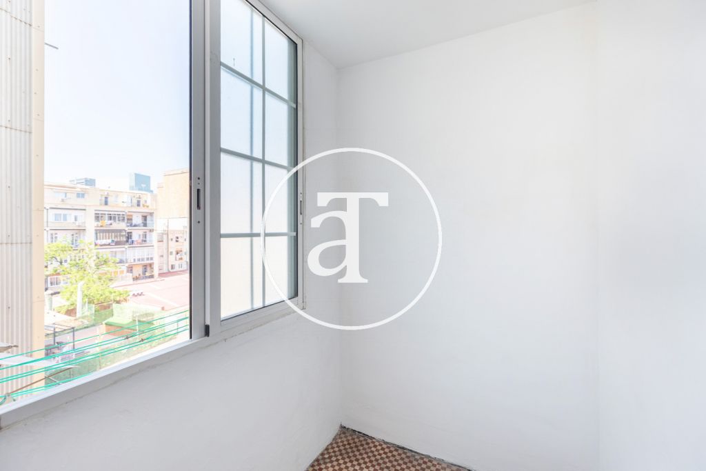 Piso de alquiler temporal de 3 habitaciones, 2 baños y balcón en Poblenou 28
