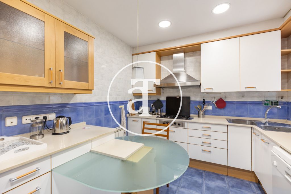 Piso de alquiler temporal de 3 habitaciones, 2 baños y balcón en Poblenou 14