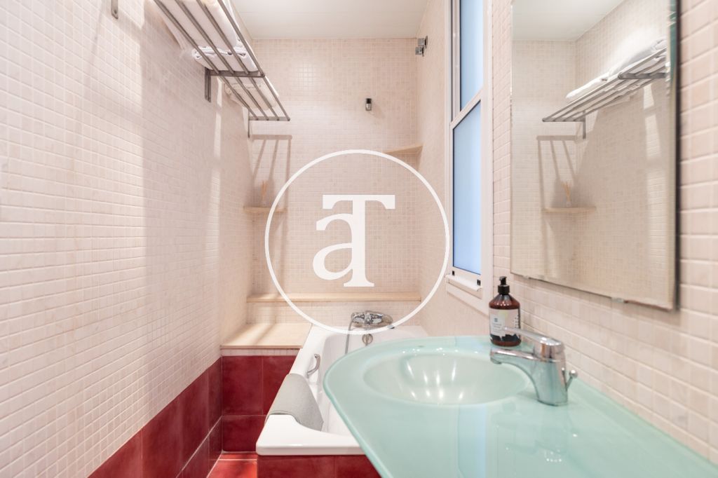Piso de alquiler temporal de 3 habitaciones, 2 baños y balcón en Poblenou 36