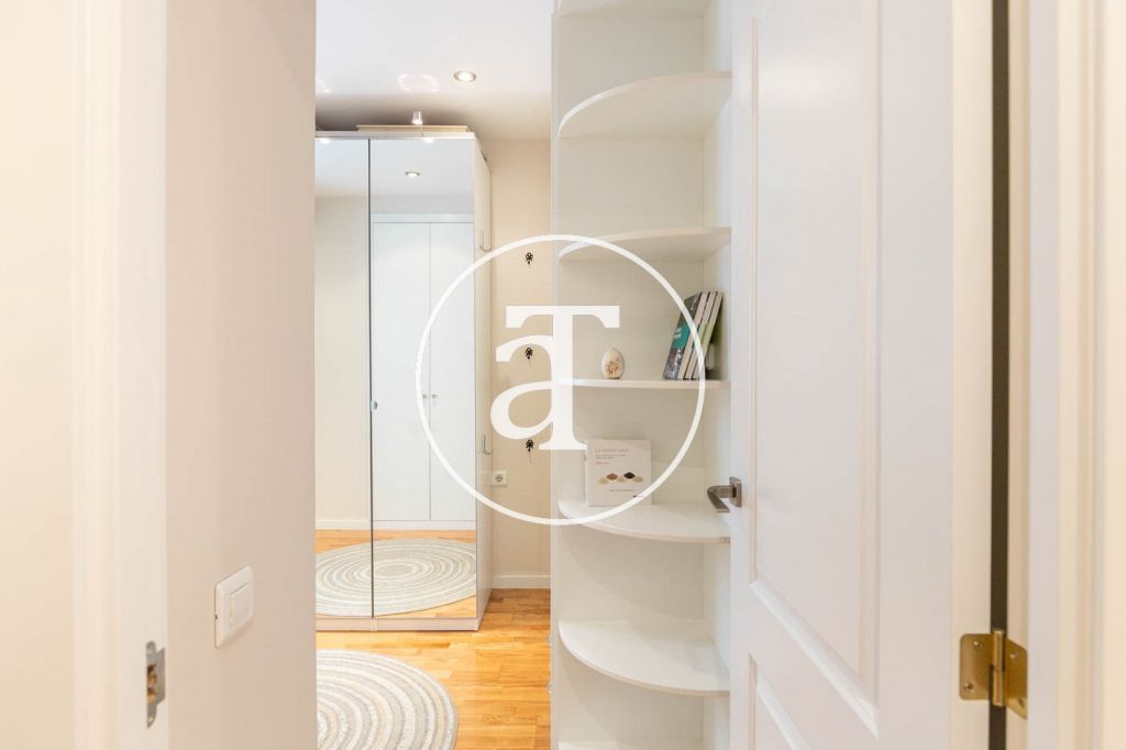 Monthly rental apartment with 3 bedrooms and 2 bathrooms, with the possibility of parking on Vilamarí Street. 52