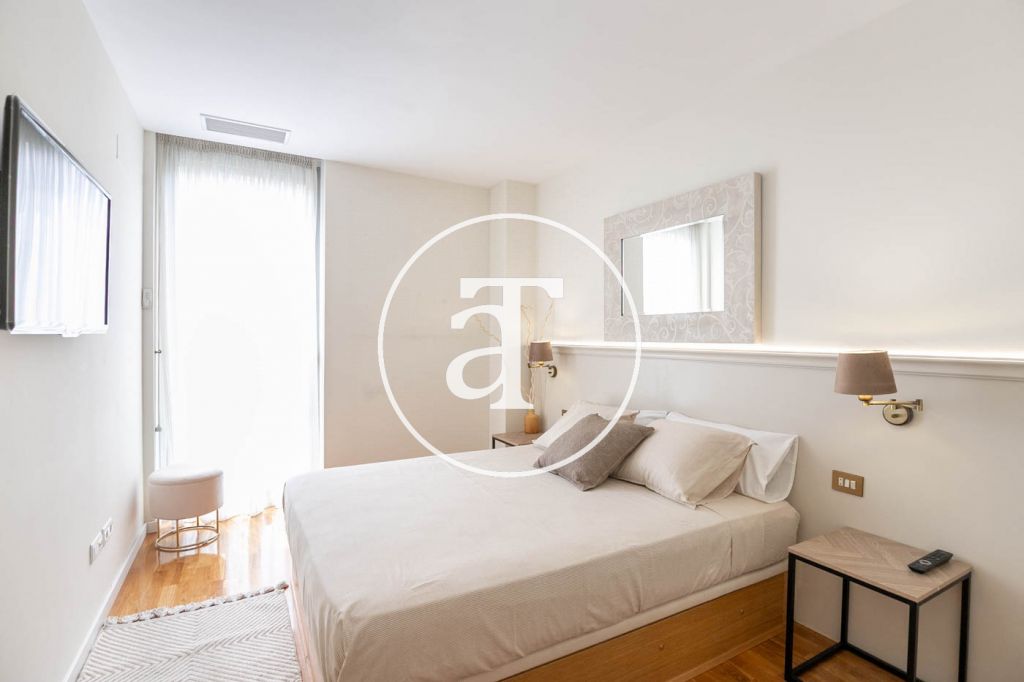 Monthly rental apartment with 3 bedrooms and 2 bathrooms, with the possibility of parking on Vilamarí Street. 30