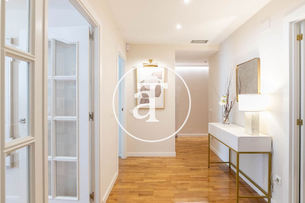 Monthly rental apartment with 3 bedrooms and 2 bathrooms, with the possibility of parking on Vilamarí Street. 17