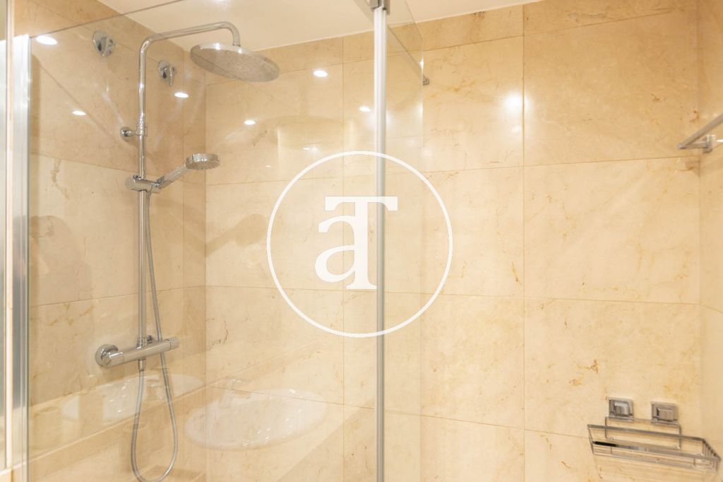 Monthly rental apartment with 3 bedrooms and 2 bathrooms, with the possibility of parking on Vilamarí Street. 35