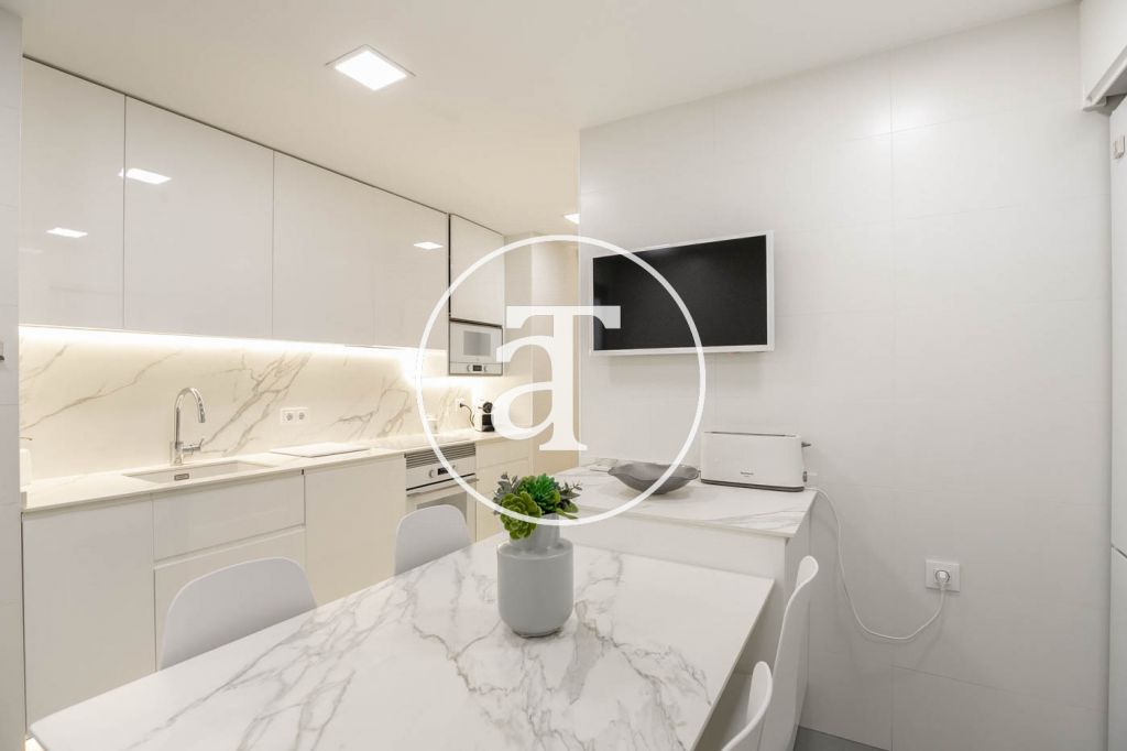 Monthly rental apartment with 3 bedrooms and 2 bathrooms, with the possibility of parking on Vilamarí Street. 24