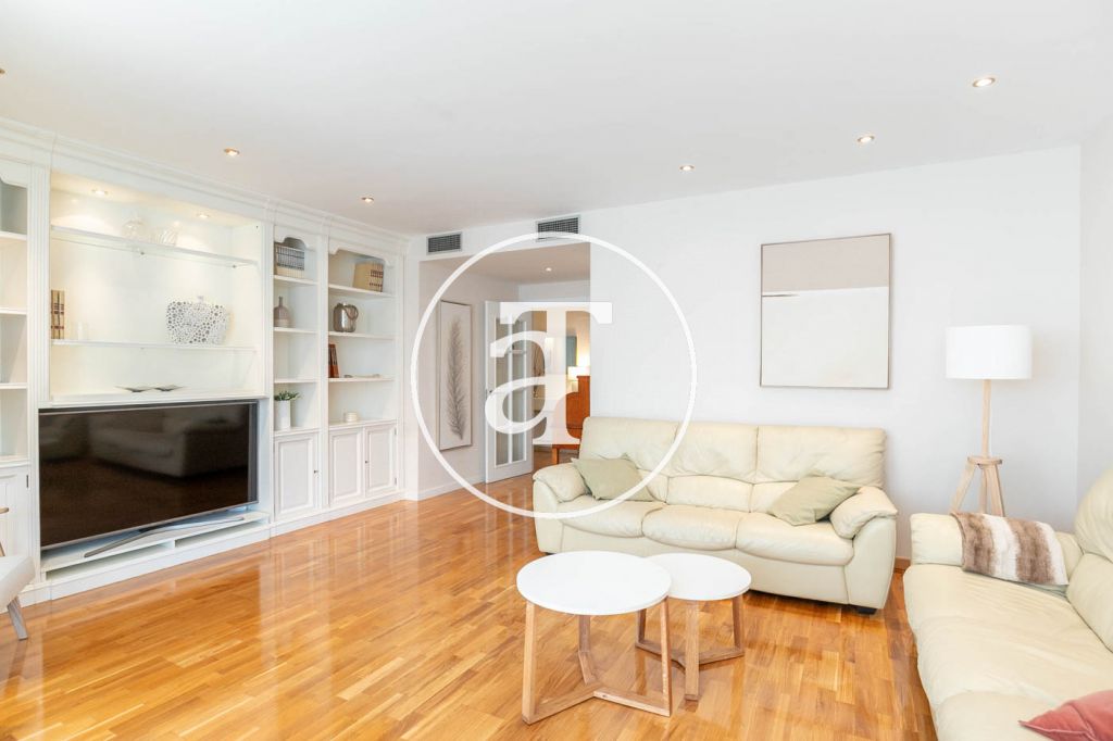 Monthly rental apartment with 3 bedrooms and 2 bathrooms, with the possibility of parking on Vilamarí Street. 12