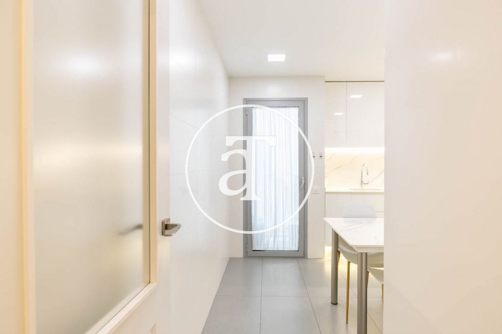 Monthly rental apartment with 3 bedrooms and 2 bathrooms, with the possibility of parking on Vilamarí Street. 27