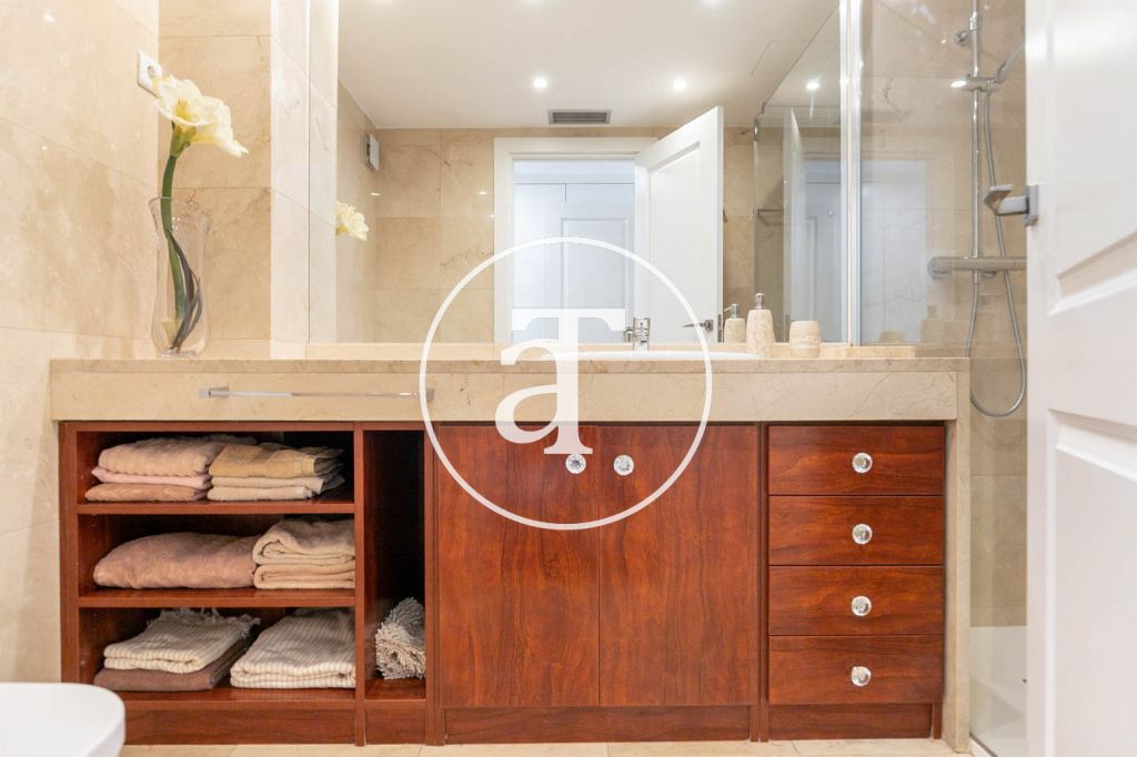 Monthly rental apartment with 3 bedrooms and 2 bathrooms, with the possibility of parking on Vilamarí Street. 33