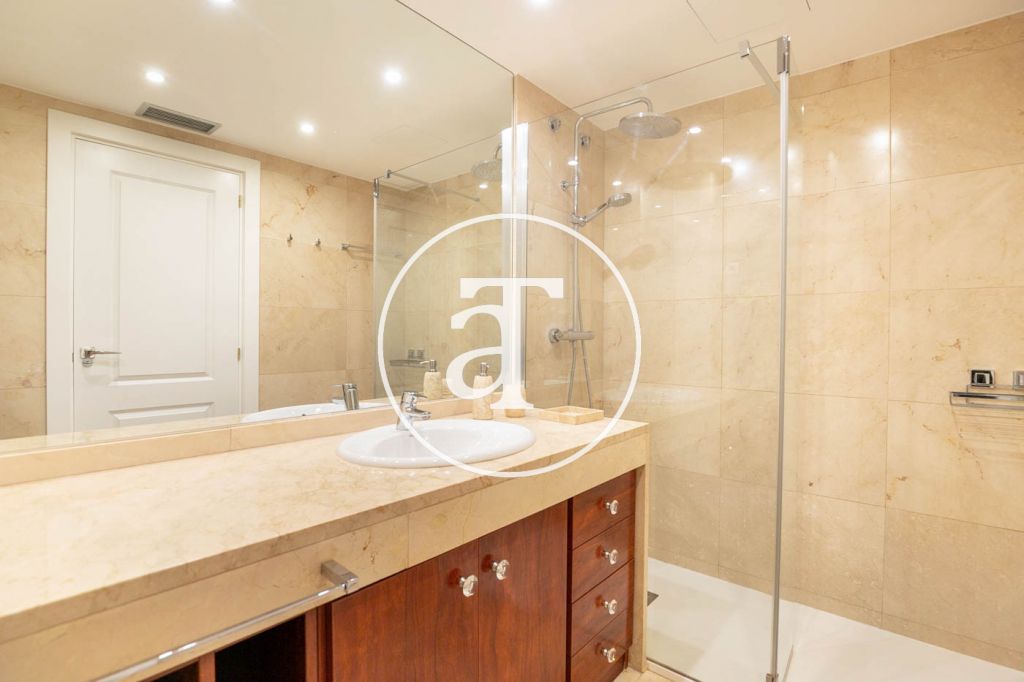 Monthly rental apartment with 3 bedrooms and 2 bathrooms, with the possibility of parking on Vilamarí Street. 34