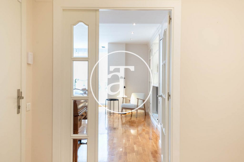 Monthly rental apartment with 3 bedrooms and 2 bathrooms, with the possibility of parking on Vilamarí Street. 18