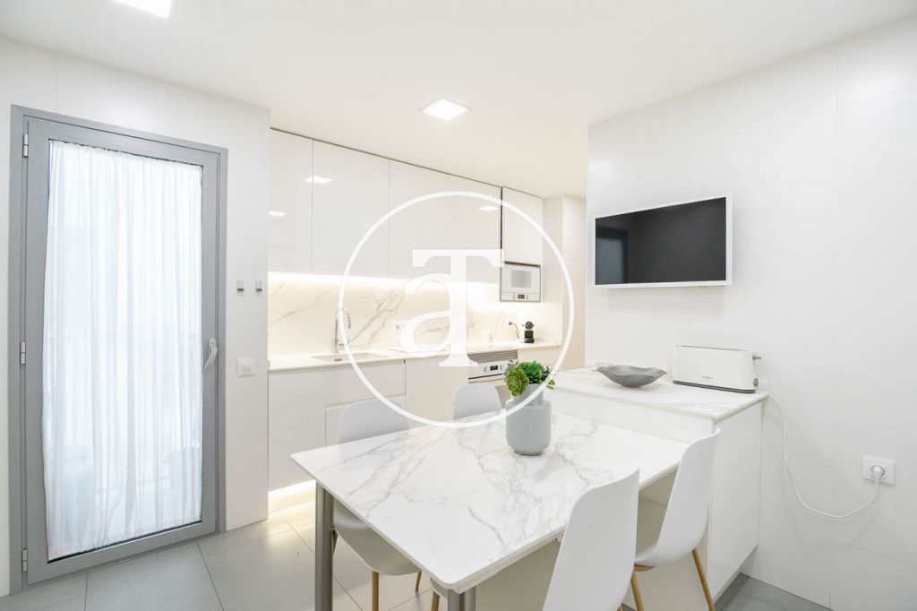 Monthly rental apartment with 3 bedrooms and 2 bathrooms, with the possibility of parking on Vilamarí Street. 23