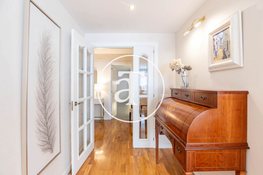 Monthly rental apartment with 3 bedrooms and 2 bathrooms, with the possibility of parking on Vilamarí Street. 16