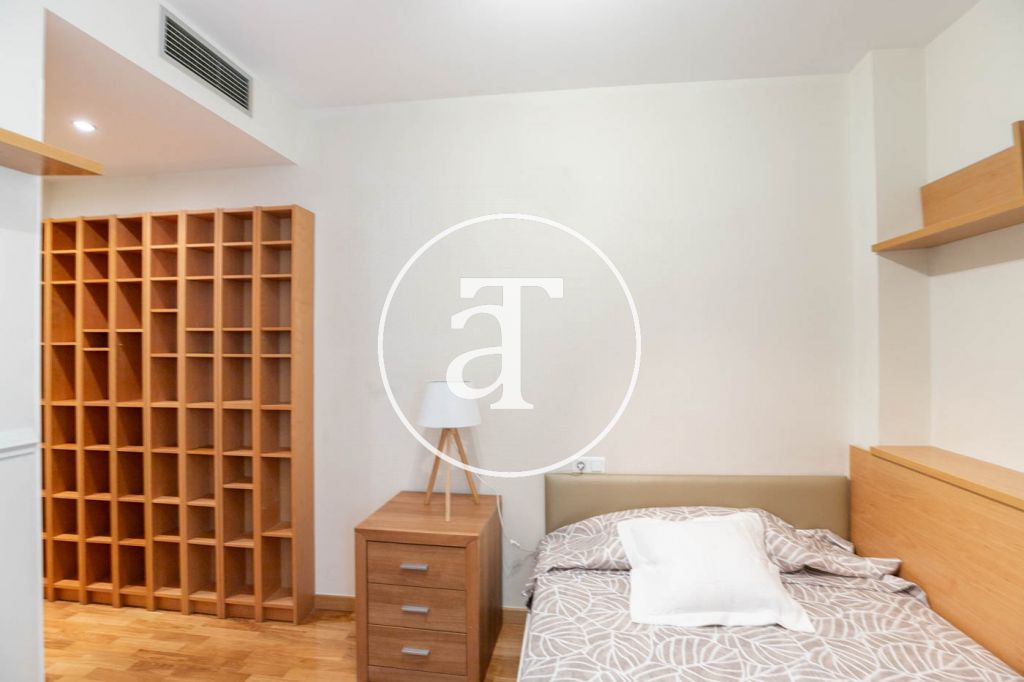 Monthly rental apartment with 3 bedrooms and 2 bathrooms, with the possibility of parking on Vilamarí Street. 51