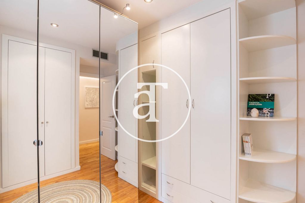 Monthly rental apartment with 3 bedrooms and 2 bathrooms, with the possibility of parking on Vilamarí Street. 54