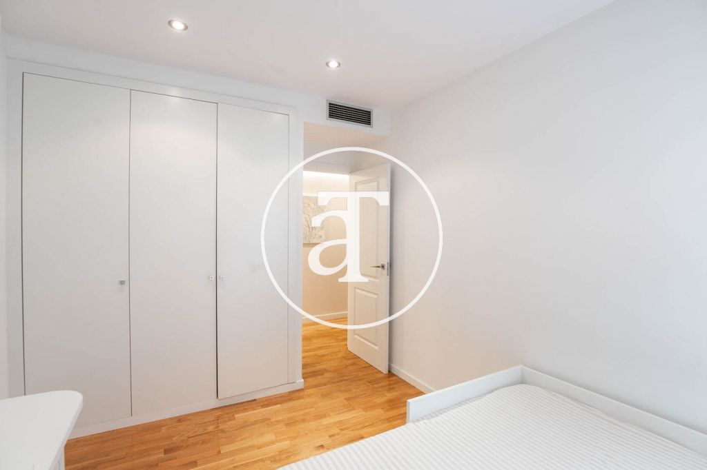 Monthly rental apartment with 3 bedrooms and 2 bathrooms, with the possibility of parking on Vilamarí Street. 42