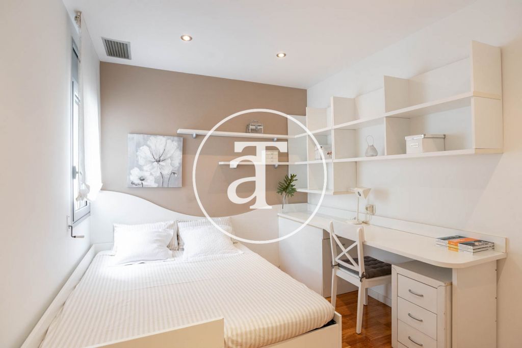 Monthly rental apartment with 3 bedrooms and 2 bathrooms, with the possibility of parking on Vilamarí Street. 43
