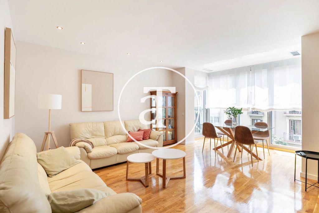 Monthly rental apartment with 3 bedrooms and 2 bathrooms, with the possibility of parking on Vilamarí Street.
