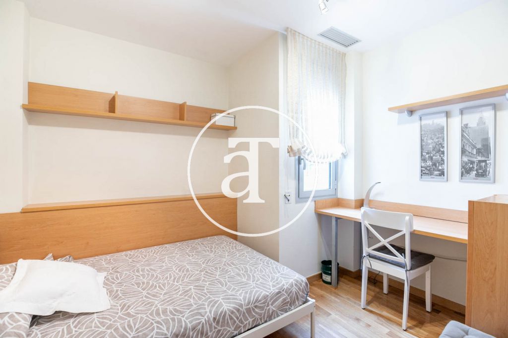 Monthly rental apartment with 3 bedrooms and 2 bathrooms, with the possibility of parking on Vilamarí Street. 50
