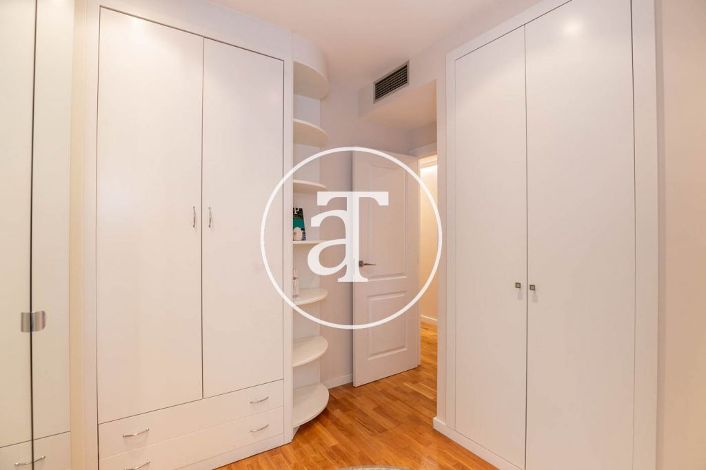 Monthly rental apartment with 3 bedrooms and 2 bathrooms, with the possibility of parking on Vilamarí Street. 55