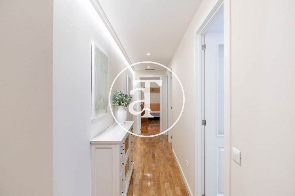 Monthly rental apartment with 3 bedrooms and 2 bathrooms, with the possibility of parking on Vilamarí Street. 41