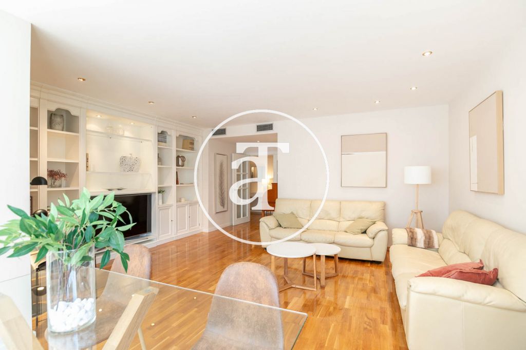Monthly rental apartment with 3 bedrooms and 2 bathrooms, with the possibility of parking on Vilamarí Street. 5