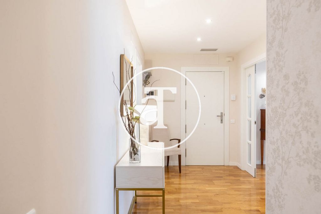 Monthly rental apartment with 3 bedrooms and 2 bathrooms, with the possibility of parking on Vilamarí Street. 37