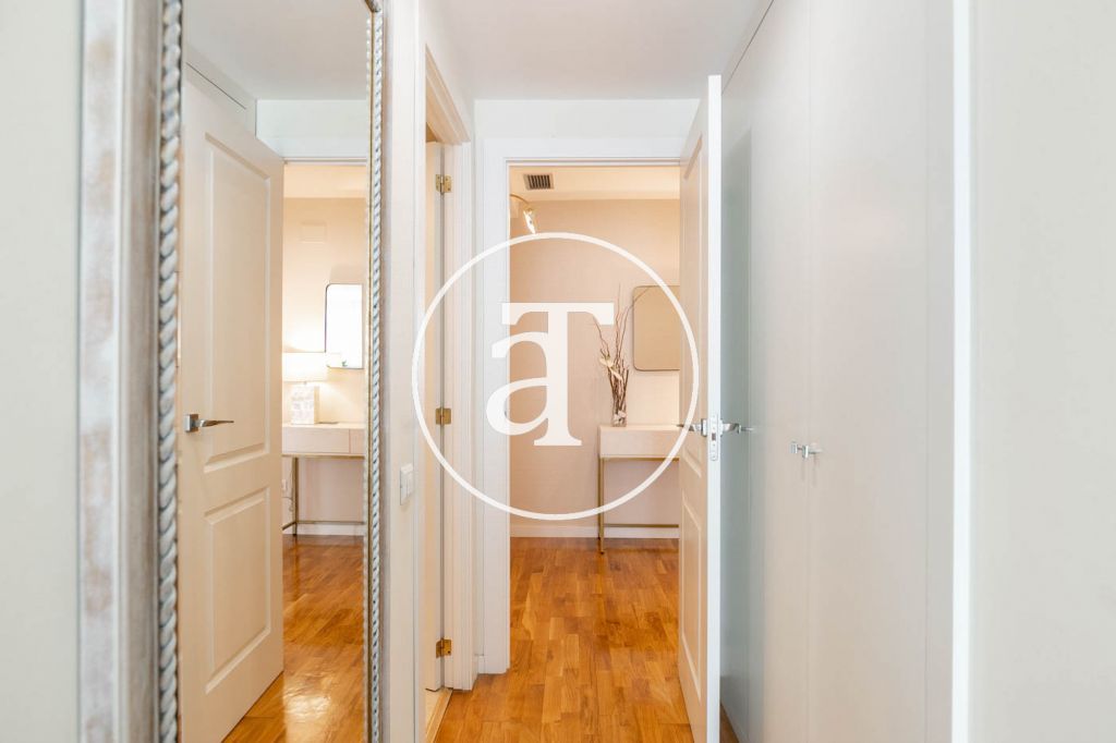 Monthly rental apartment with 3 bedrooms and 2 bathrooms, with the possibility of parking on Vilamarí Street. 36