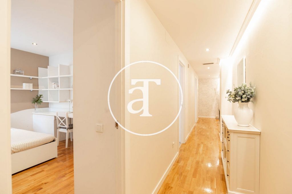Monthly rental apartment with 3 bedrooms and 2 bathrooms, with the possibility of parking on Vilamarí Street. 46