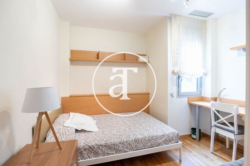 Monthly rental apartment with 3 bedrooms and 2 bathrooms, with the possibility of parking on Vilamarí Street. 49