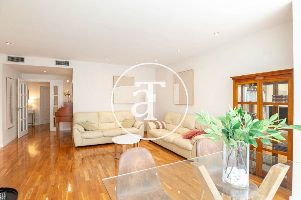 Monthly rental apartment with 3 bedrooms and 2 bathrooms, with the possibility of parking on Vilamarí Street. 6