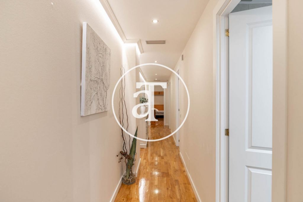 Monthly rental apartment with 3 bedrooms and 2 bathrooms, with the possibility of parking on Vilamarí Street. 38