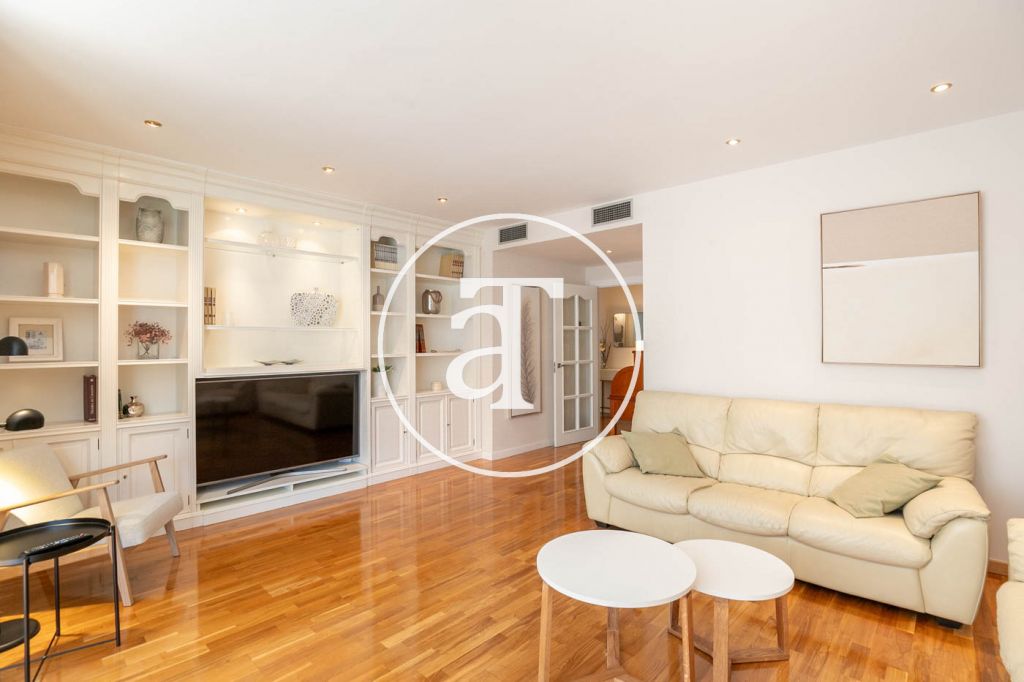 Monthly rental apartment with 3 bedrooms and 2 bathrooms, with the possibility of parking on Vilamarí Street. 9