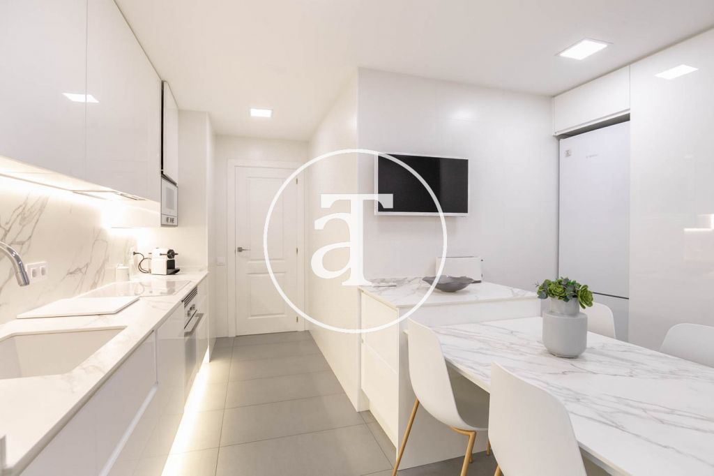 Monthly rental apartment with 3 bedrooms and 2 bathrooms, with the possibility of parking on Vilamarí Street. 25