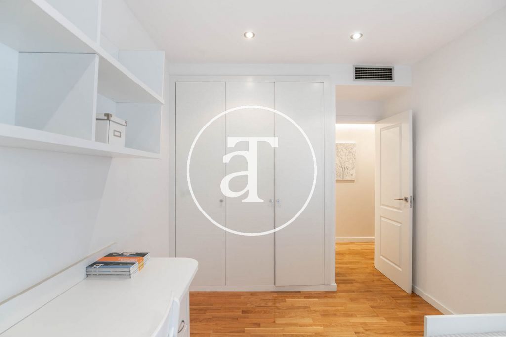 Monthly rental apartment with 3 bedrooms and 2 bathrooms, with the possibility of parking on Vilamarí Street. 45