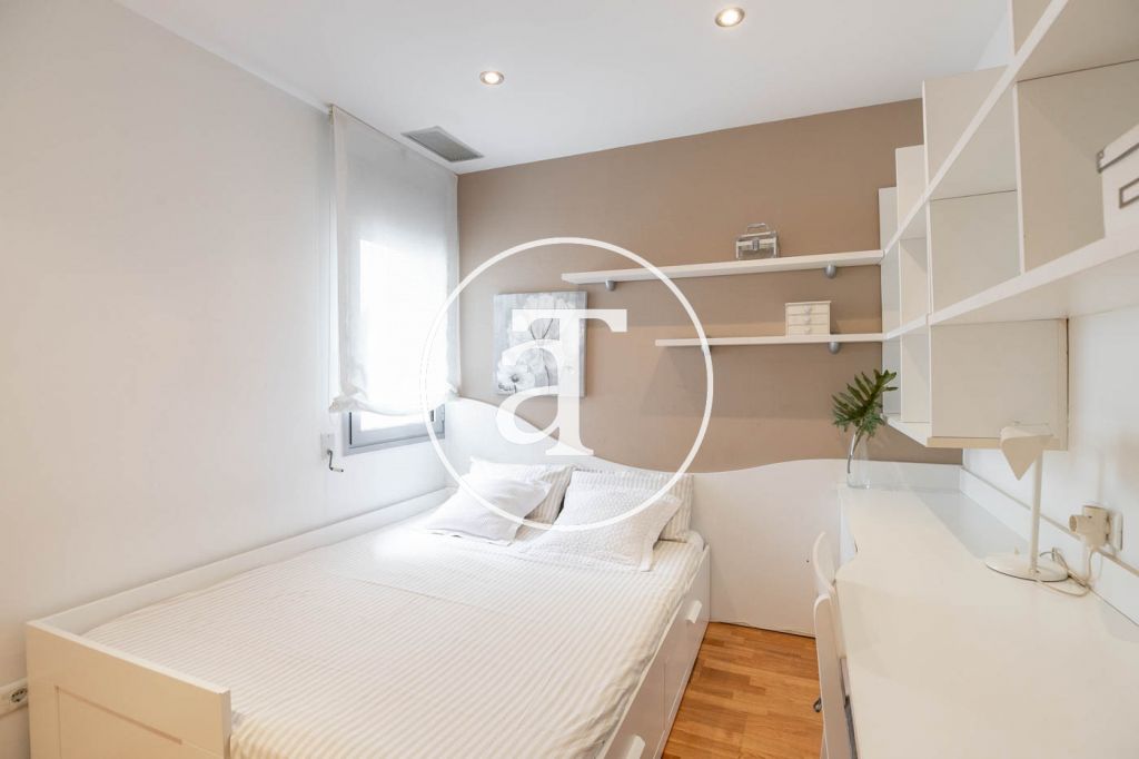 Monthly rental apartment with 3 bedrooms and 2 bathrooms, with the possibility of parking on Vilamarí Street. 44