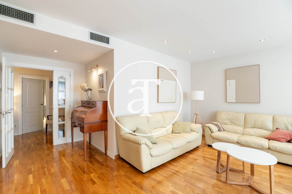 Monthly rental apartment with 3 bedrooms and 2 bathrooms, with the possibility of parking on Vilamarí Street. 11