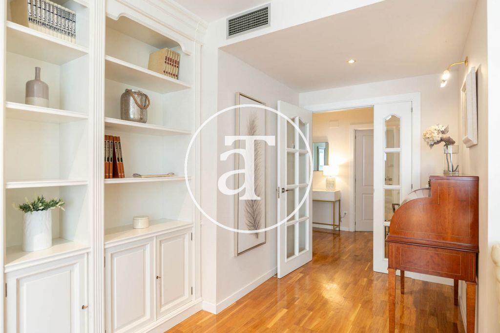 Monthly rental apartment with 3 bedrooms and 2 bathrooms, with the possibility of parking on Vilamarí Street. 15
