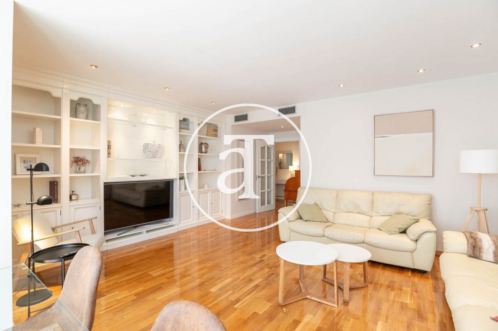 Monthly rental apartment with 3 bedrooms and 2 bathrooms, with the possibility of parking on Vilamarí Street. 8