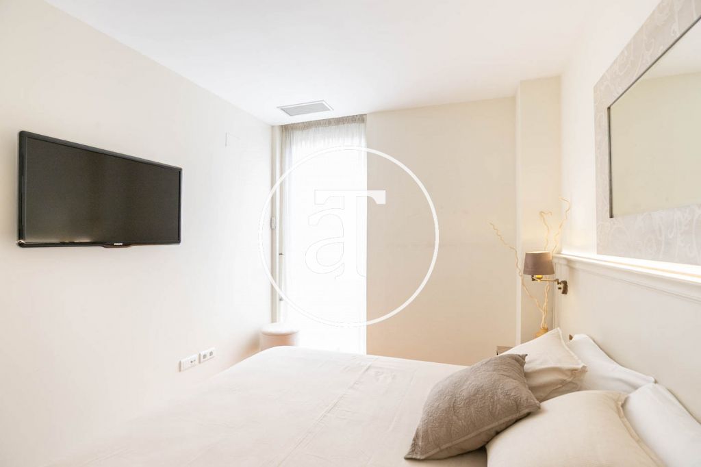 Monthly rental apartment with 3 bedrooms and 2 bathrooms, with the possibility of parking on Vilamarí Street. 31