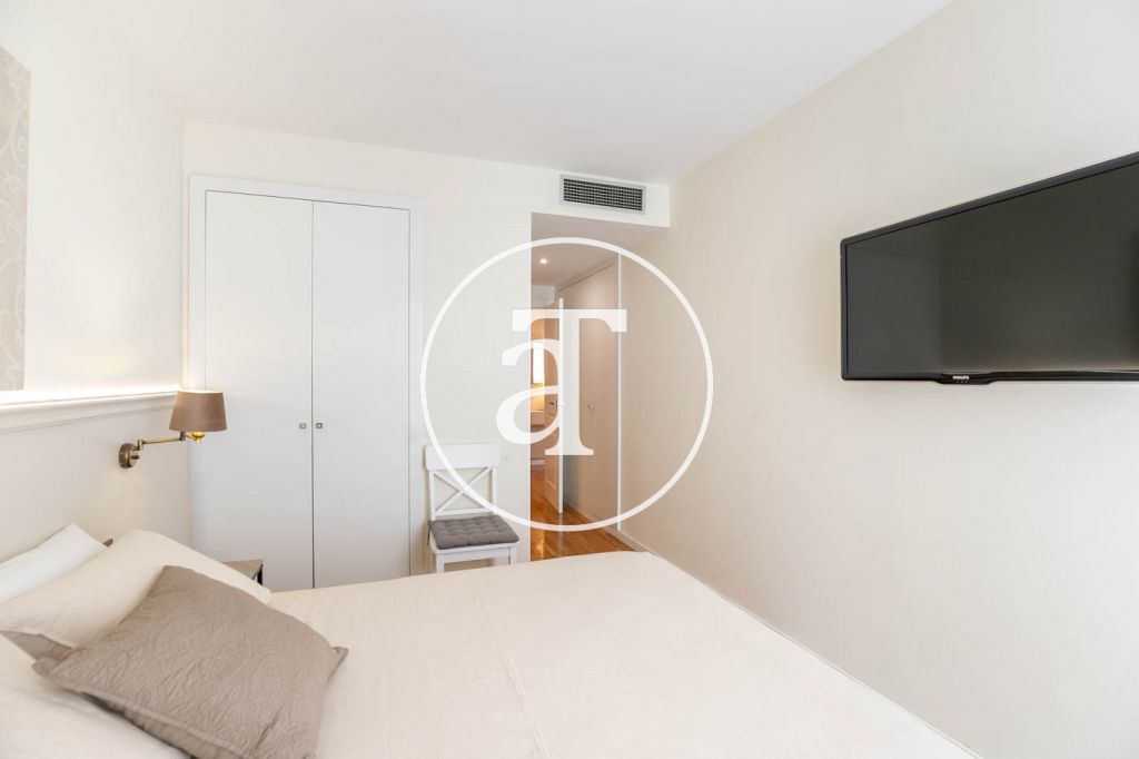 Monthly rental apartment with 3 bedrooms and 2 bathrooms, with the possibility of parking on Vilamarí Street. 32