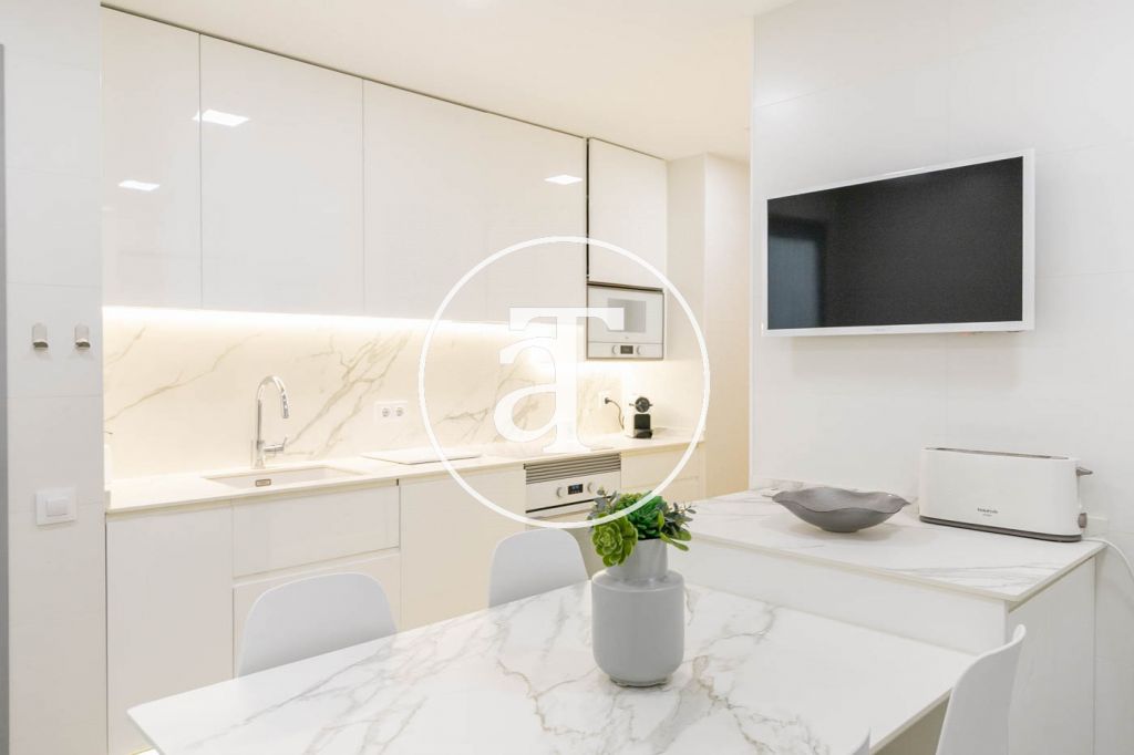 Monthly rental apartment with 3 bedrooms and 2 bathrooms, with the possibility of parking on Vilamarí Street. 19