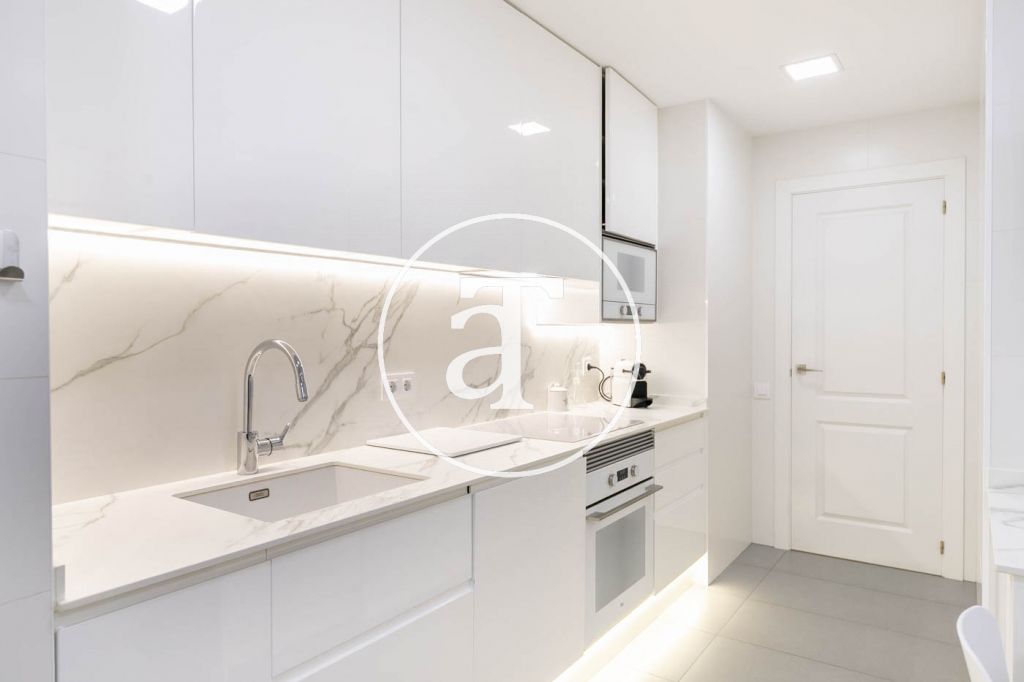 Monthly rental apartment with 3 bedrooms and 2 bathrooms, with the possibility of parking on Vilamarí Street. 26