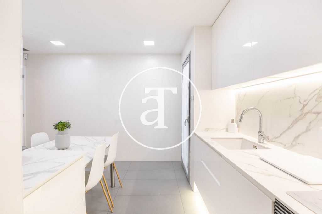 Monthly rental apartment with 3 bedrooms and 2 bathrooms, with the possibility of parking on Vilamarí Street. 21