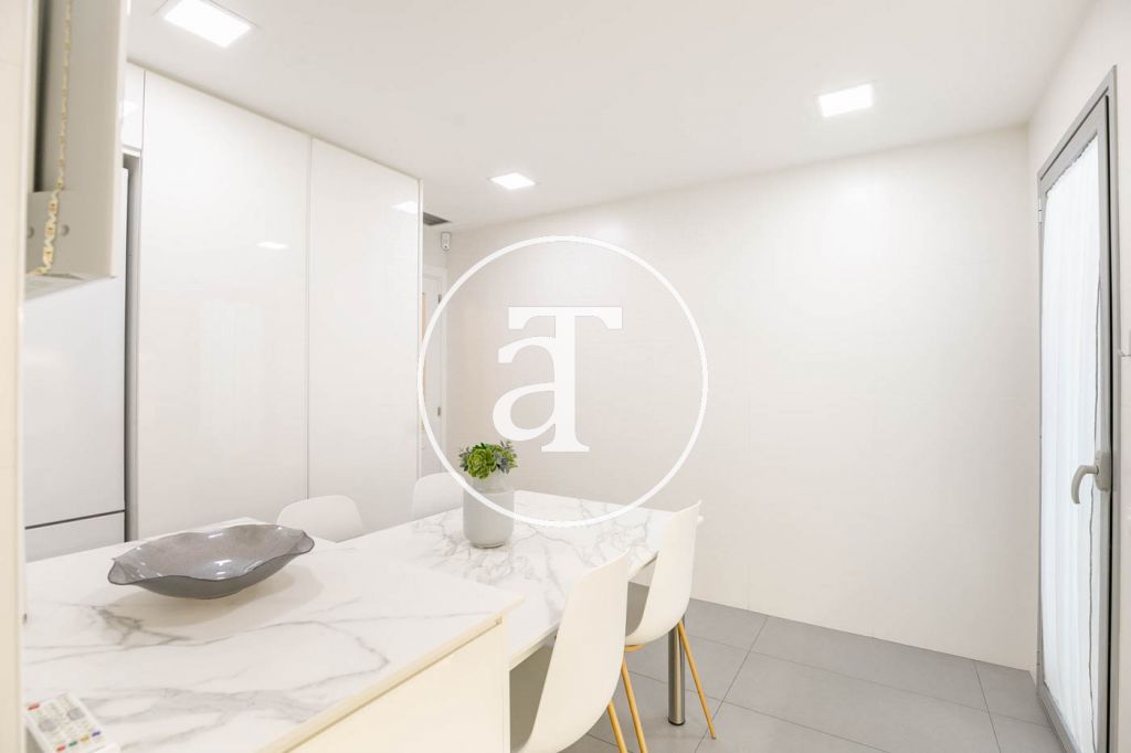 Monthly rental apartment with 3 bedrooms and 2 bathrooms, with the possibility of parking on Vilamarí Street. 22
