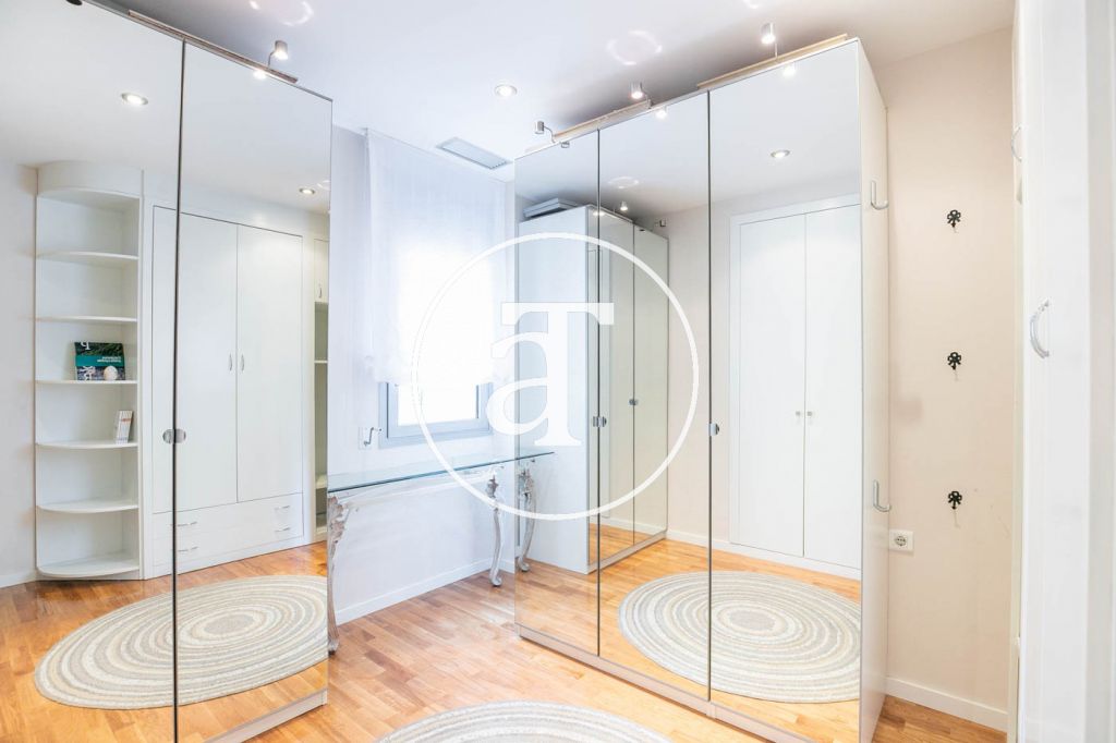 Monthly rental apartment with 3 bedrooms and 2 bathrooms, with the possibility of parking on Vilamarí Street. 53