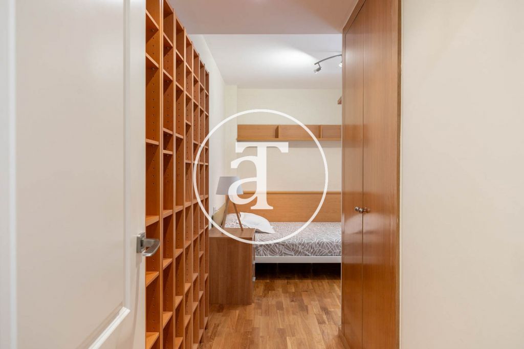 Monthly rental apartment with 3 bedrooms and 2 bathrooms, with the possibility of parking on Vilamarí Street. 47