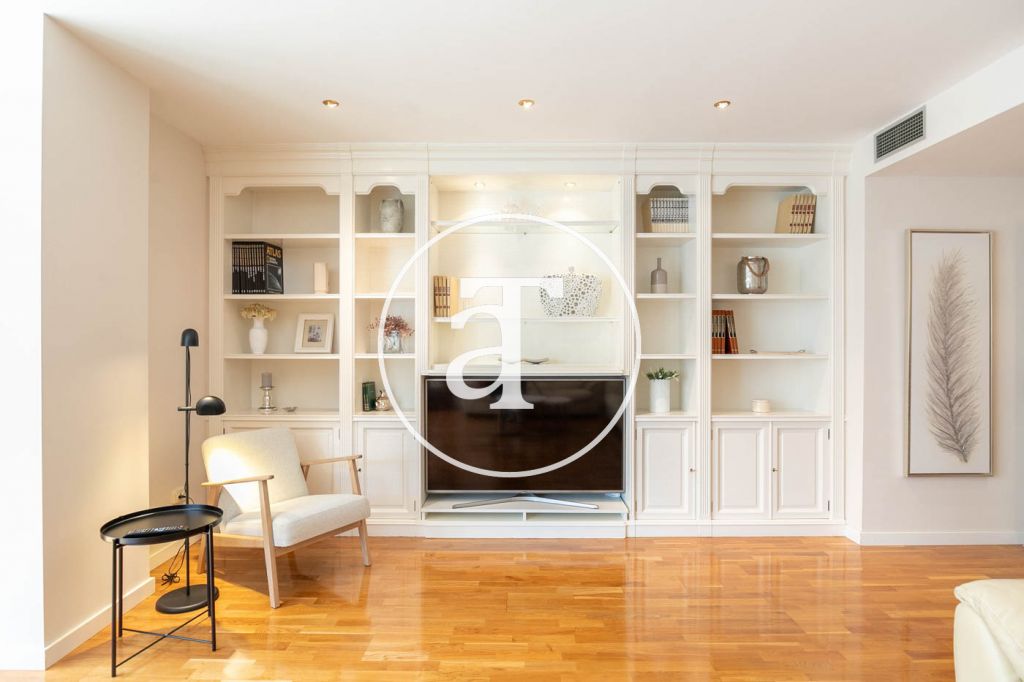Monthly rental apartment with 3 bedrooms and 2 bathrooms, with the possibility of parking on Vilamarí Street. 13