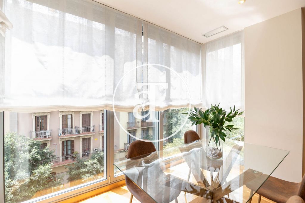 Monthly rental apartment with 3 bedrooms and 2 bathrooms, with the possibility of parking on Vilamarí Street. 4