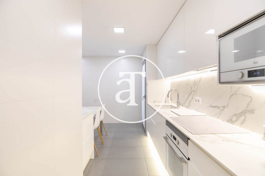 Monthly rental apartment with 3 bedrooms and 2 bathrooms, with the possibility of parking on Vilamarí Street. 20