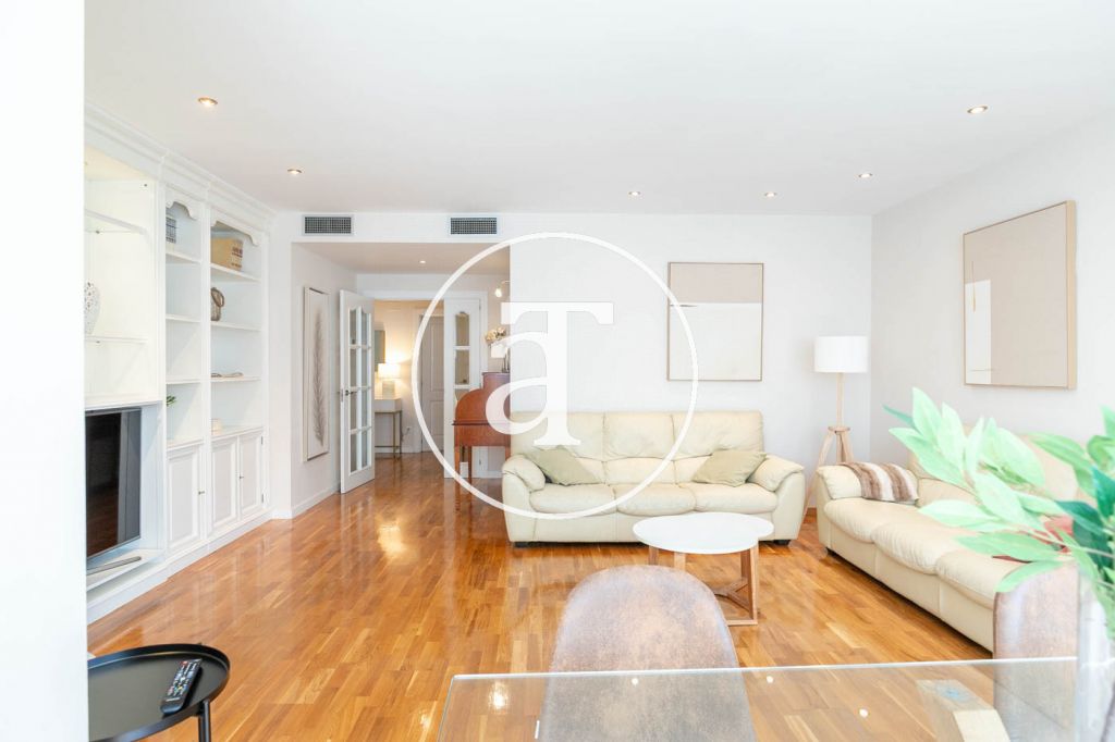 Monthly rental apartment with 3 bedrooms and 2 bathrooms, with the possibility of parking on Vilamarí Street. 10